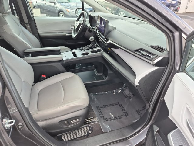Used 2025 Toyota Sienna XLE FWD image 5