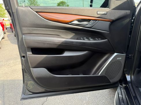 Used 2019 Cadillac Escalade Luxury image 17