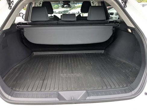 Used 2023 Toyota Venza LE image 6