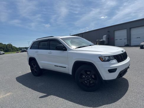 Used 2019 Jeep Grand Cherokee Laredo AWD/4WD image 1