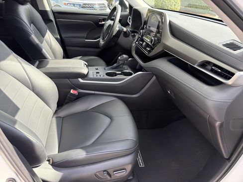 Certified 2025 Toyota Highlander XLE FWD image 25