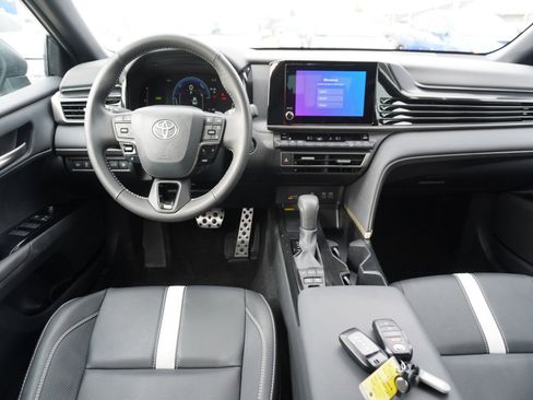 Used 2025 Toyota Camry SE w/ Convenience Package image 2