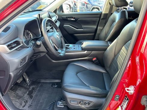 Used 2022 Toyota Highlander XLE image 9