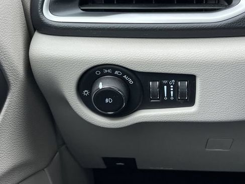 Used 2023 Chrysler Pacifica Touring-L FWD image 34