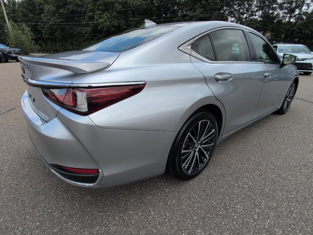 Used 2024 Lexus ES 300h w/ Premium Package FWD image 7