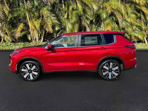 New 2025 Mitsubishi Outlander SE image 2