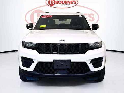 Used 2022 Jeep Grand Cherokee Altitude AWD/4WD image 5