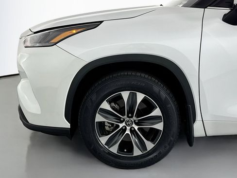 Used 2023 Toyota Highlander XLE AWD/4WD image 11