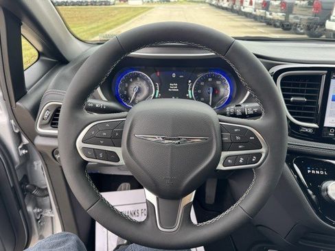 New 2026 Chrysler Pacifica Select image 17