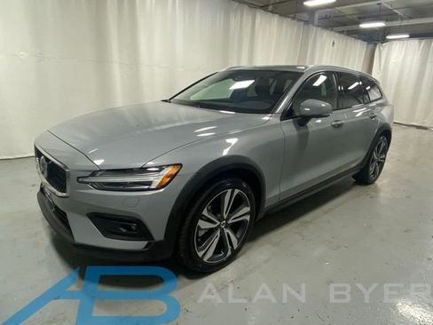 Used 2025 Volvo V60 B5 Cross Country Plus AWD/4WD image 1