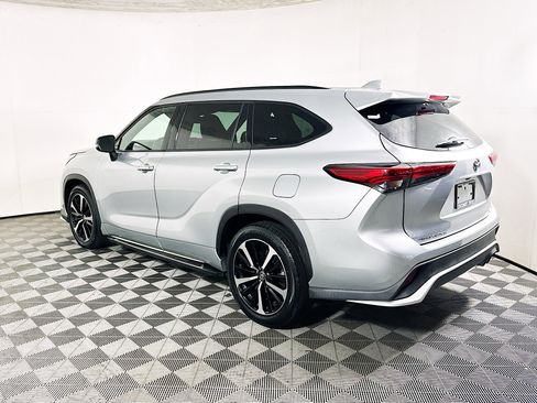 Used 2021 Toyota Highlander XSE FWD image 5