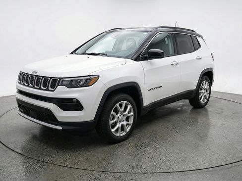 Used 2025 Jeep Compass Limited image 3