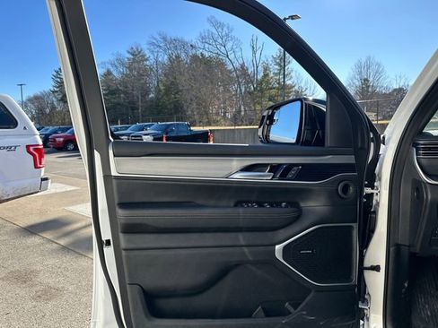 New 2026 Jeep Grand Wagoneer L 4WD image 18