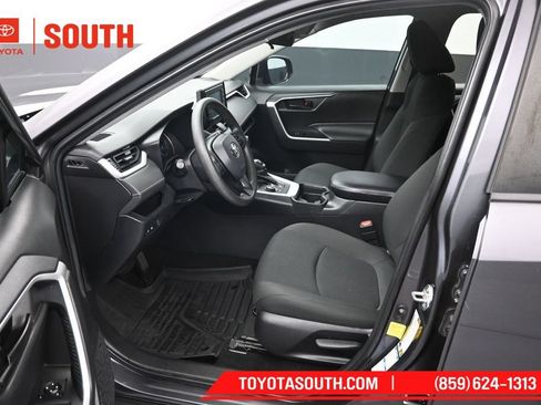 Used 2021 Toyota RAV4 LE AWD/4WD image 9