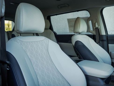 New 2026 Kia Carnival EX image 12
