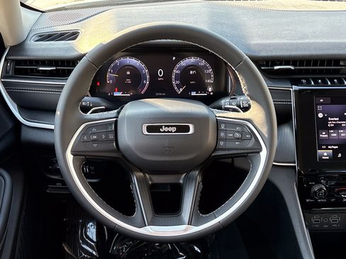 Certified 2023 Jeep Grand Cherokee Laredo AWD/4WD image 21