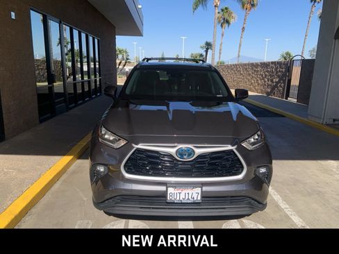 Used 2020 Toyota Highlander XLE FWD image 2