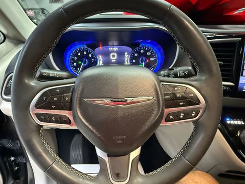 Used 2023 Chrysler Pacifica Touring-L image 44