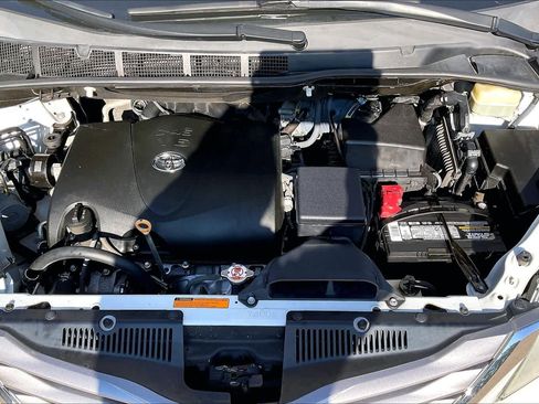 Used 2017 Toyota Sienna XLE image 28