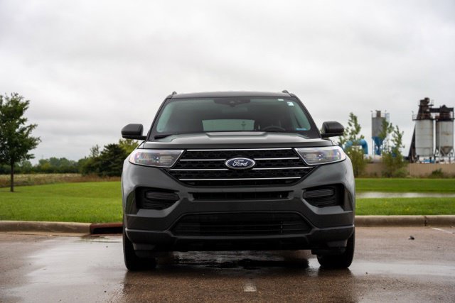 Used 2023 Ford Explorer XLT AWD/4WD image 2