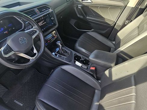 Used 2024 Volkswagen Tiguan SE w/ Panoramic Sunroof Package FWD image 16