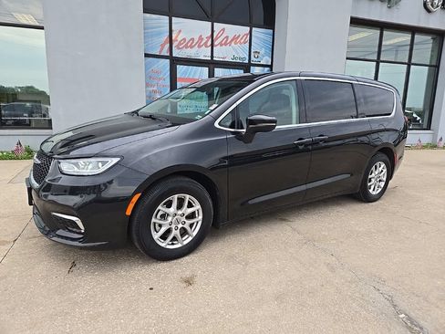 Used 2023 Chrysler Pacifica Touring-L FWD image 3