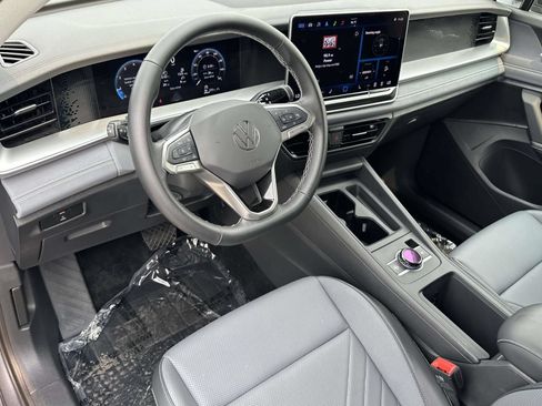 Certified 2025 Volkswagen Tiguan SE AWD/4WD image 10