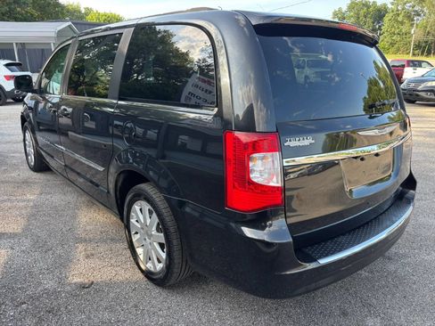 Used 2014 Chrysler Town & Country Touring FWD image 6