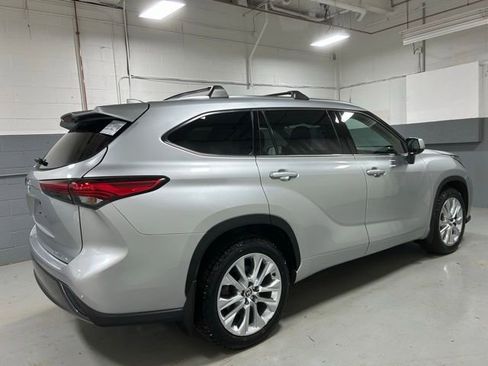 Used 2021 Toyota Highlander Limited image 3