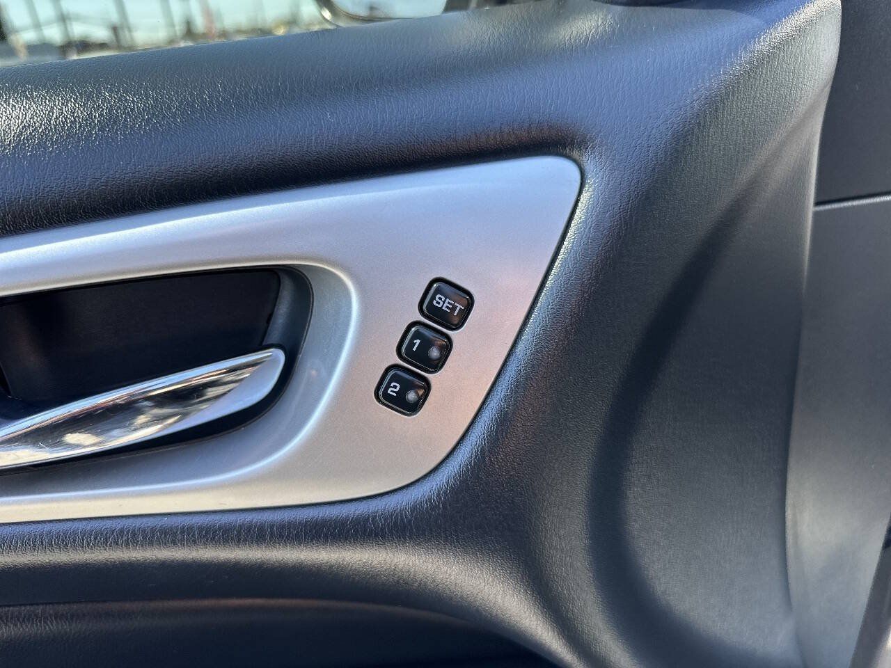 Used 2018 Nissan Pathfinder SL FWD image 9