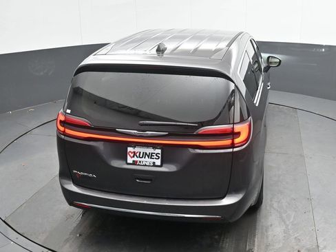 Used 2023 Chrysler Pacifica Touring-L image 30