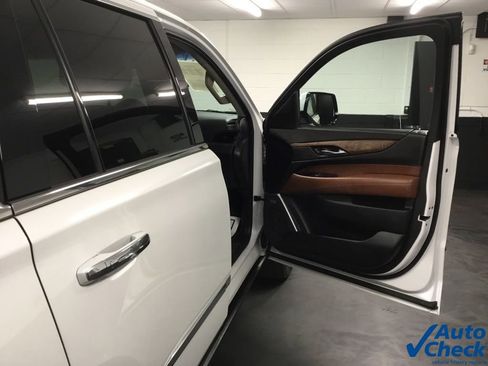 Used 2017 Cadillac Escalade Premium Luxury image 41