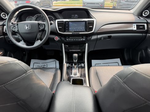 Used 2017 Honda Accord Touring image 11