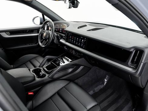 Used 2025 Porsche Cayenne image 22