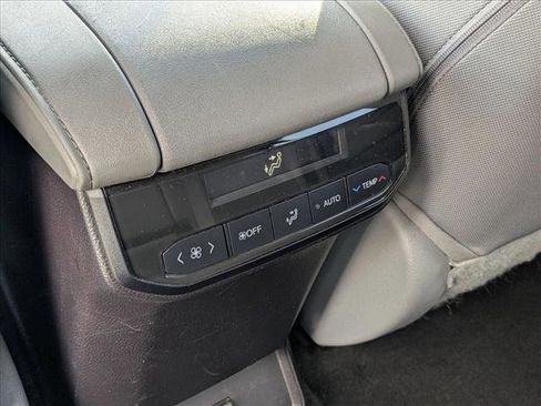 Used 2023 Toyota Highlander LE image 16