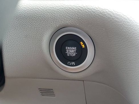 Used 2024 Chrysler Pacifica Touring-L FWD image 25
