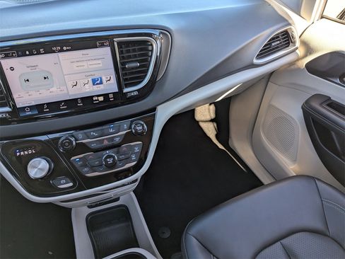 Used 2024 Chrysler Pacifica Touring-L image 19