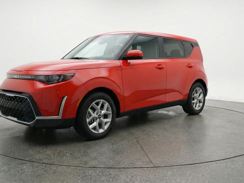 Used 2025 Kia Soul LX w/ LX Technology Package image 3