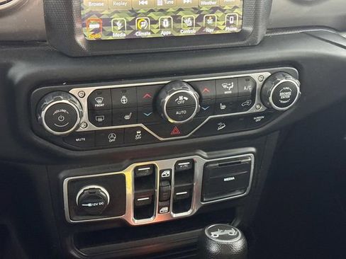 Used 2018 Jeep Wrangler Unlimited Sahara w/ Uconnect 4C Nav & Sound Group image 33