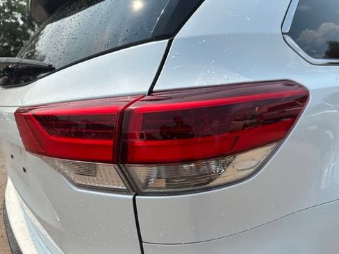 Used 2018 Toyota Highlander Limited Platinum AWD/4WD image 9