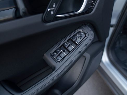 Used 2026 Porsche Macan AWD/4WD image 18