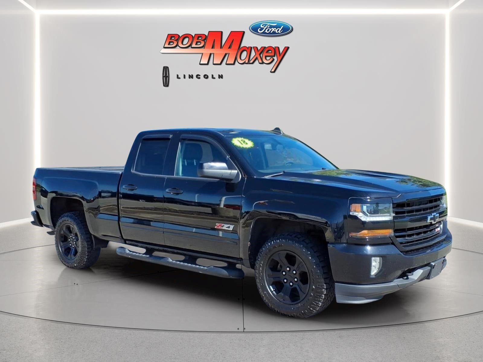 Used 2018 Chevrolet Silverado 1500 LT w/ Midnight Edition AWD/4WD image 3