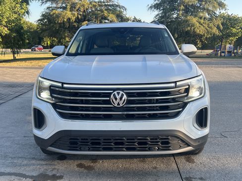 Used 2024 Volkswagen Atlas SE w/ Panoramic Sunroof Package FWD image 3