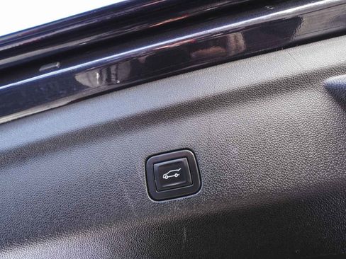 Used 2023 GMC Yukon XL SLT image 49