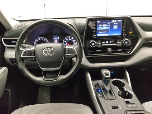 Used 2022 Toyota Highlander LE image 22