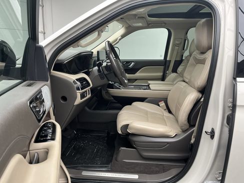 Used 2023 Lincoln Navigator L Reserve AWD/4WD image 3