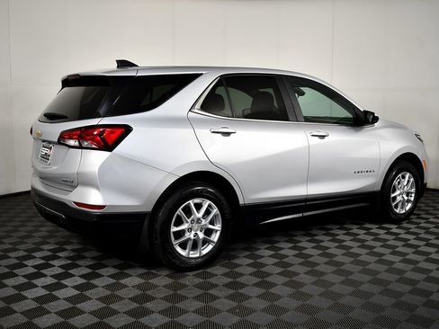 Used 2022 Chevrolet Equinox LT w/ Driver Convenience Package image 8