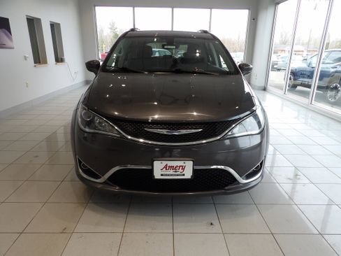 Used 2019 Chrysler Pacifica Touring-L image 2