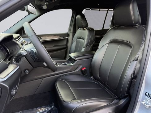 New 2025 Jeep Grand Cherokee Limited w/ Luxury Tech Group II image 11