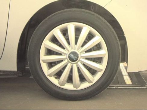 Used 2018 Toyota Corolla LE image 12